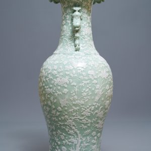 Un grand vase en porcelaine de Chine à décor en relief sur fond céladon, 19ème — photo 2
