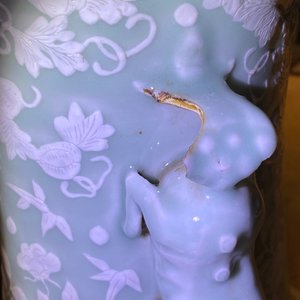 Un grand vase en porcelaine de Chine à décor en relief sur fond céladon, 19ème — photo 28