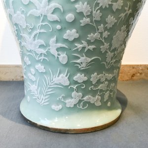 Un grand vase en porcelaine de Chine à décor en relief sur fond céladon, 19ème — photo 10