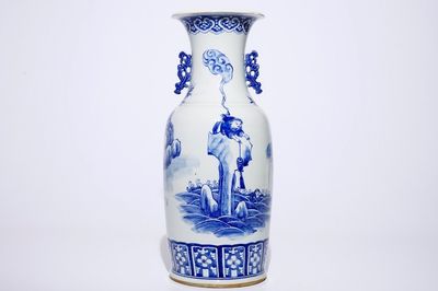 Un grand vase en porcelaine de Chine bleu et blanc à décor de Liu Hai et le crapaud, 20ème