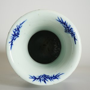 Un grand vase en porcelaine de Chine bleu et blanc à décor de Liu Hai et le crapaud, 20ème — photo 11