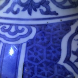 Un grand vase en porcelaine de Chine bleu et blanc à décor d'immortels, Wanli — photo 11