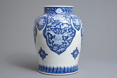 Un grand vase en porcelaine de Chine bleu et blanc pour le marché islamique, Kangxi