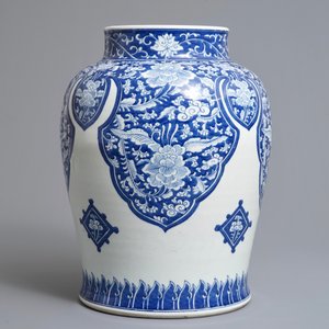 Un grand vase en porcelaine de Chine bleu et blanc pour le marché islamique, Kangxi — photo 4