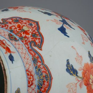 Un grand vase en porcelaine de Chine de style Imari, 17/18ème — photo 6