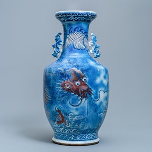Un grand vase en porcelaine de Chine en bleu, blanc et rouge de cuivre, Jiaqing — photo 1