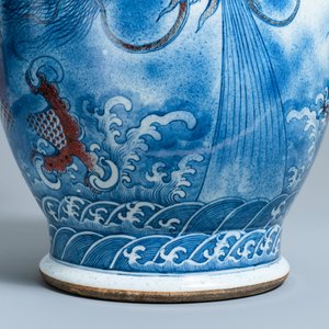 Un grand vase en porcelaine de Chine en bleu, blanc et rouge de cuivre, Jiaqing — photo 12