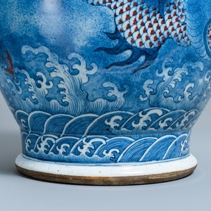 Un grand vase en porcelaine de Chine en bleu, blanc et rouge de cuivre, Jiaqing — photo 23