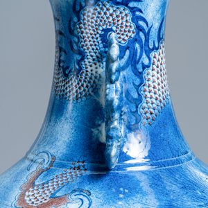 Un grand vase en porcelaine de Chine en bleu, blanc et rouge de cuivre, Jiaqing — photo 25