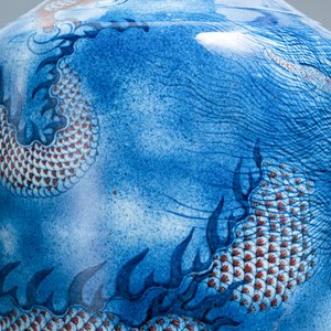 Un grand vase en porcelaine de Chine en bleu, blanc et rouge de cuivre, Jiaqing — photo 27