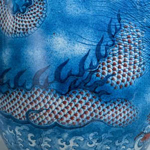Un grand vase en porcelaine de Chine en bleu, blanc et rouge de cuivre, Jiaqing — photo 28