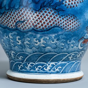 Un grand vase en porcelaine de Chine en bleu, blanc et rouge de cuivre, Jiaqing — photo 29