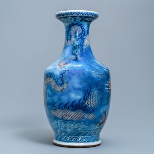 Un grand vase en porcelaine de Chine en bleu, blanc et rouge de cuivre, Jiaqing — photo 4