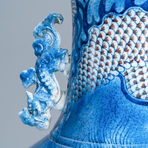 Un grand vase en porcelaine de Chine en bleu, blanc et rouge de cuivre, Jiaqing — photo 9