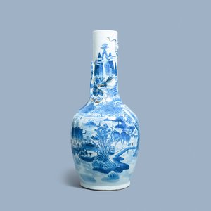 Un grand vase en porcelaine de Chine en bleu et blanc, 19ème — photo 1