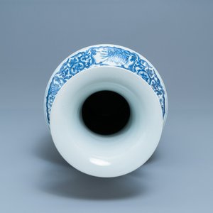 Un grand vase en porcelaine de Chine en bleu et blanc, 20ème — photo 5