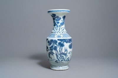 Un grand vase en porcelaine de Chine en bleu et blanc à décor de cerfs et de grues, Qianlong
