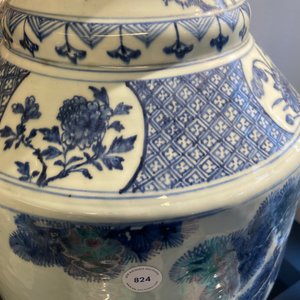 Un grand vase en porcelaine de Chine en bleu et blanc à décor de cerfs et de grues, Qianlong — photo 15