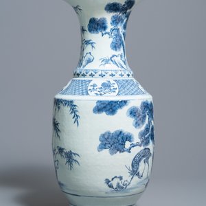 Un grand vase en porcelaine de Chine en bleu et blanc à décor de cerfs et de grues, Qianlong — photo 2