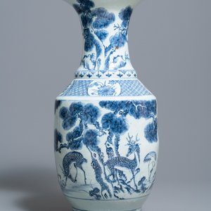 Un grand vase en porcelaine de Chine en bleu et blanc à décor de cerfs et de grues, Qianlong — photo 5