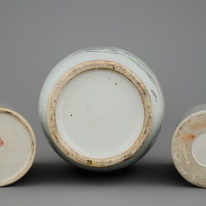 Un grand vase en porcelaine de Chine et deux porte-chapeaux en porcelaine de Chine famille rose, 19/20ème — photo 5