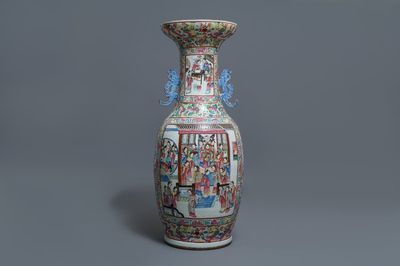 Un grand vase en porcelaine de Chine famille rose, 19ème