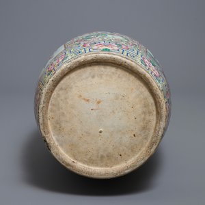 Un grand vase en porcelaine de Chine famille rose, 19ème — photo 6