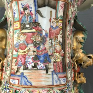 Un grand vase en porcelaine de Chine famille rose, 19ème — photo 8