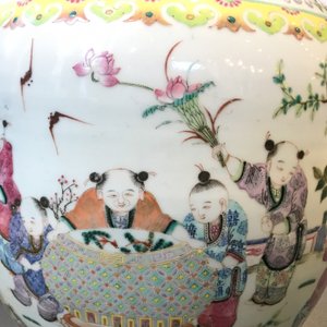 Un grand vase en porcelaine de Chine famille rose, 19ème — photo 35