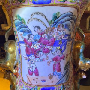 Un grand vase en porcelaine de Chine famille rose, 19ème — photo 21
