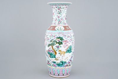Un grand vase en porcelaine de Chine famille rose, 19ème