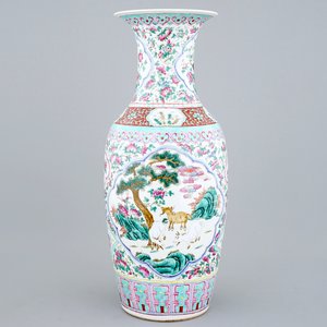 Un grand vase en porcelaine de Chine famille rose, 19ème — photo 1