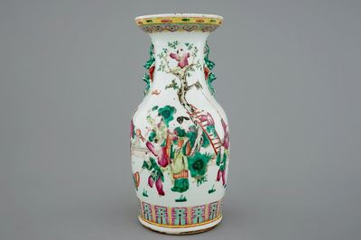 Un grand vase en porcelaine de Chine famille rose, 19ème