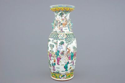 Un grand vase en porcelaine de Chine famille rose, 19ème