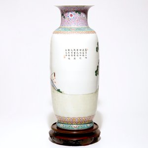 Un grand vase en porcelaine de Chine famille rose, 20ème — photo 3