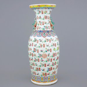 Un grand vase en porcelaine de Chine famille rose à décor de fruits et symboles, 19ème — photo 1