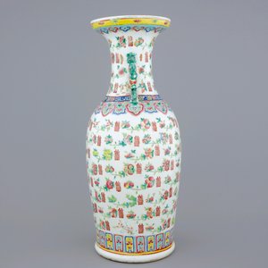 Un grand vase en porcelaine de Chine famille rose à décor de fruits et symboles, 19ème — photo 2