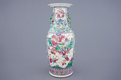 Un grand vase en porcelaine de Chine famille rose à décor de guerriers, 19ème