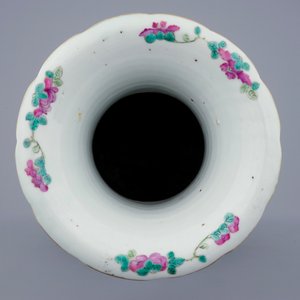 Un grand vase en porcelaine de Chine famille rose à décor de guerriers, 19ème — photo 5
