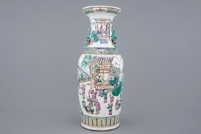 Un grand vase en porcelaine de Chine famille rose à décor de la production de soie, 19ème