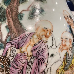Un grand vase en porcelaine de Chine famille rose à décor d'immortels, République — photo 16