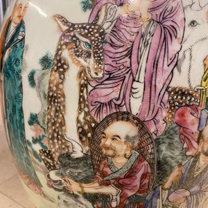 Un grand vase en porcelaine de Chine famille rose à décor d'immortels, République — photo 18