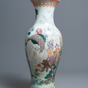 Un grand vase en porcelaine de Chine famille rose à décor d'immortels, République — photo 2
