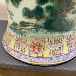 Un grand vase en porcelaine de Chine famille rose à décor d'immortels, République — photo 26