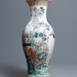 Un grand vase en porcelaine de Chine famille rose à décor d'immortels, République — photo 3