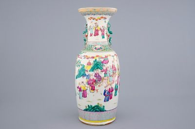 Un grand vase en porcelaine de Chine famille rose à décor équestre, 19ème