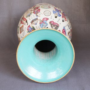 Un grand vase en porcelaine de Chine famille rose à décor 'Wu Shuang Pu', 19ème — photo 47