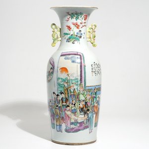 Un grand vase en porcelaine de Chine famille rose à double décor, 19/20ème — photo 1