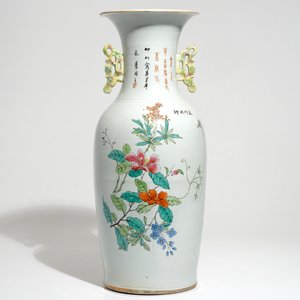 Un grand vase en porcelaine de Chine famille rose à double décor, 19/20ème — photo 3