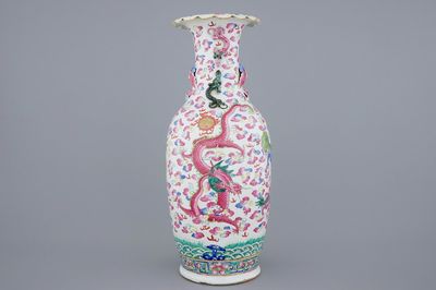 Un grand vase en porcelaine de Chine famille rose au dragons et chiens de fo, 19ème